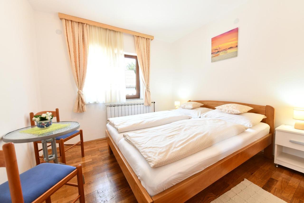 Apartment And Rooms Ivancica セリステ・ドゥレズニツコ エクステリア 写真